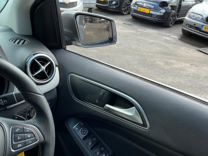 Mercedes B 1.6 B-200 BlueEFFICIENCY Turbo 16V Vehículo de desguace (2016, Metálico, Gris plateado, Gris ratón)
