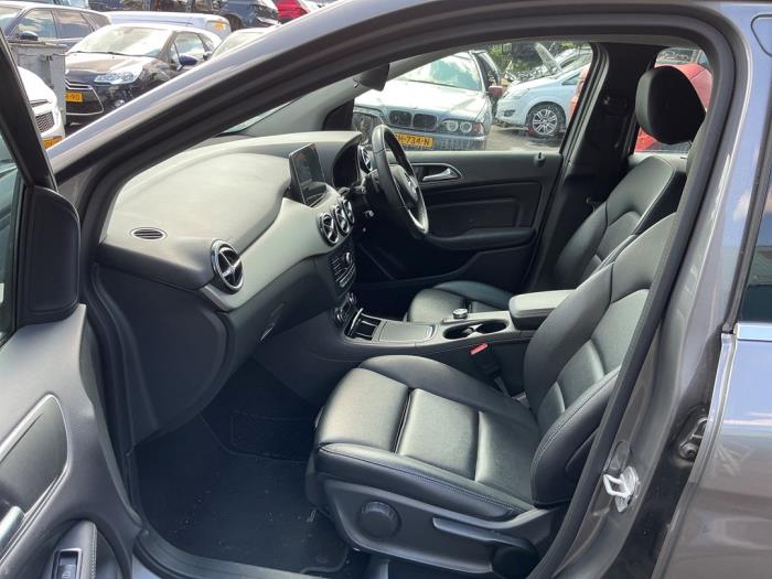 Mercedes B 1.6 B-200 BlueEFFICIENCY Turbo 16V Vehículo de desguace (2016, Metálico, Gris plateado, Gris ratón)