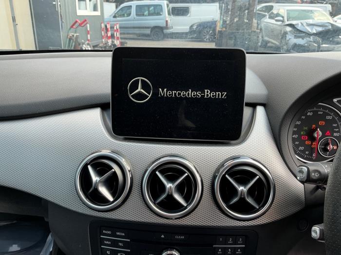 Mercedes B 1.6 B-200 BlueEFFICIENCY Turbo 16V Vehículo de desguace (2016, Metálico, Gris plateado, Gris ratón)