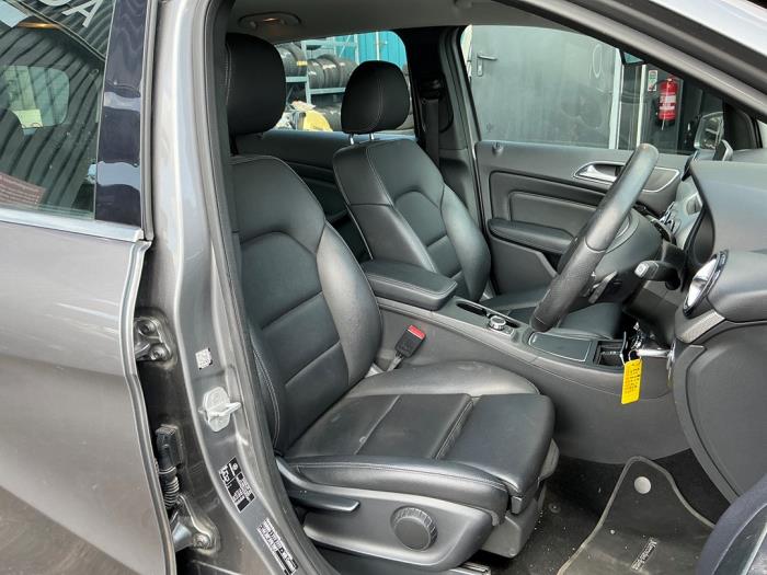 Mercedes B 1.6 B-200 BlueEFFICIENCY Turbo 16V Vehículo de desguace (2016, Metálico, Gris plateado, Gris ratón)