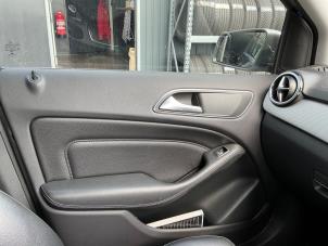 Mercedes B 1.6 B-200 BlueEFFICIENCY Turbo 16V Vehículo de desguace (2016, Metálico, Gris plateado, Gris ratón)