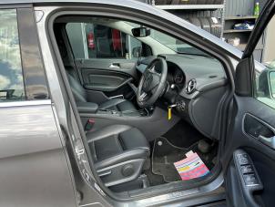 Mercedes B 1.6 B-200 BlueEFFICIENCY Turbo 16V Vehículo de desguace (2016, Metálico, Gris plateado, Gris ratón)