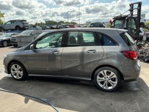 Mercedes B 1.6 B-200 BlueEFFICIENCY Turbo 16V Vehículo de desguace (2016, Metálico, Gris plateado, Gris ratón)