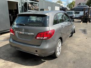 Mercedes B 1.6 B-200 BlueEFFICIENCY Turbo 16V Vehículo de desguace (2016, Metálico, Gris plateado, Gris ratón)