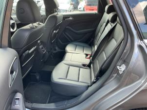 Mercedes B 1.6 B-200 BlueEFFICIENCY Turbo 16V Vehículo de desguace (2016, Metálico, Gris plateado, Gris ratón)