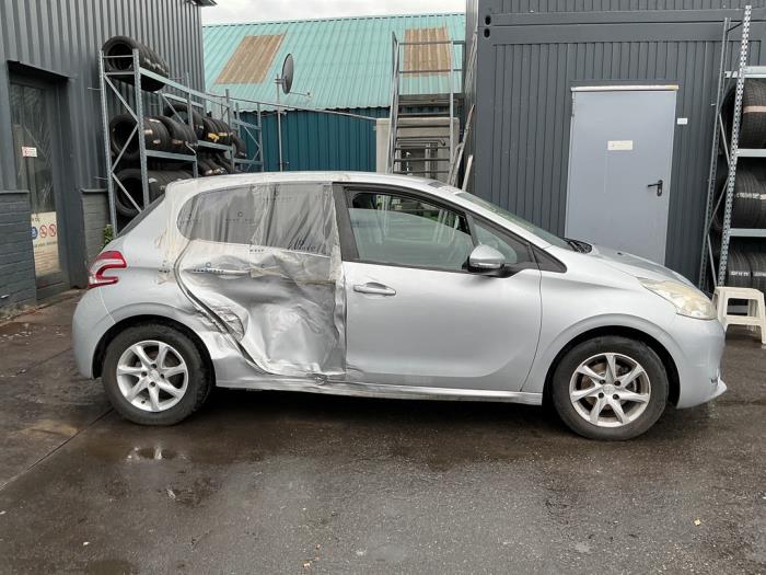 Peugeot 208 I 1.2 Vti 12V PureTech 82 Vehículo de desguace (2014, Gris plateado)