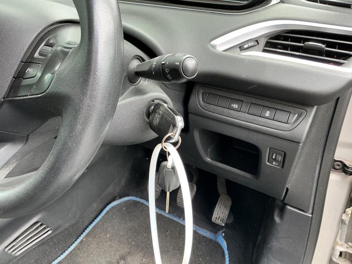 Peugeot 208 I 1.2 Vti 12V PureTech 82 Vehículo de desguace (2014, Gris plateado)