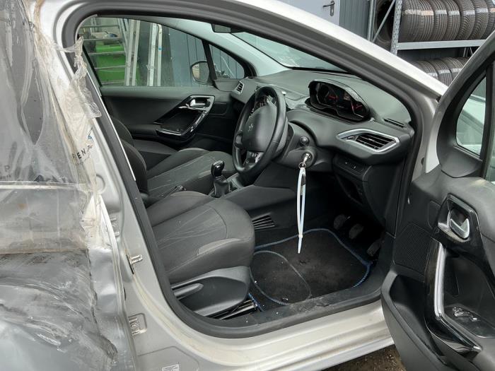 Peugeot 208 I 1.2 Vti 12V PureTech 82 Vehículo de desguace (2014, Gris plateado)