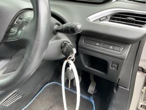 Peugeot 208 I 1.2 Vti 12V PureTech 82 Vehículo de desguace (2014, Gris plateado)