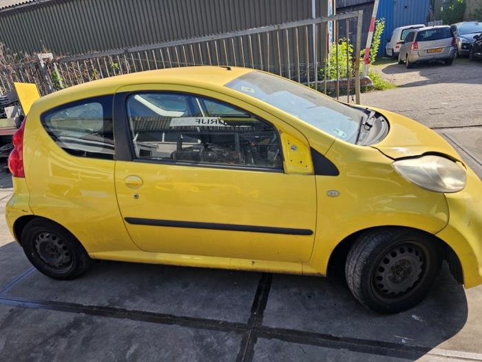 Peugeot 107 1.0 12V Samochód złomowany (2006, Zólty, Aluminium)