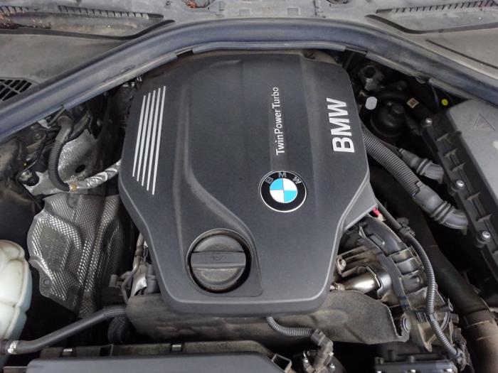 BMW 3 serie Touring 318d 2.0 16V Schrottauto (2016, Schwarz)