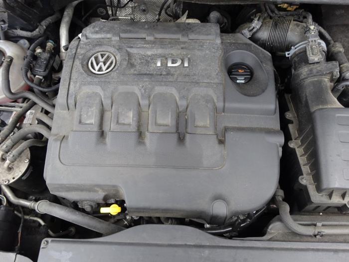 Volkswagen Touran 1.6 TDI Vehículo de desguace (2016, Negro)