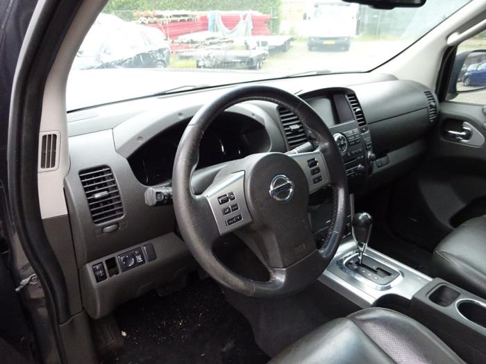 Nissan Navara 3.0 dCi V6 24V DPF 4x4 Épave (2010, Gris)