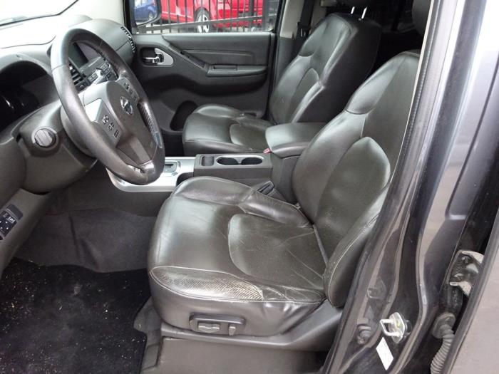 Nissan Navara 3.0 dCi V6 24V DPF 4x4 Épave (2010, Gris)