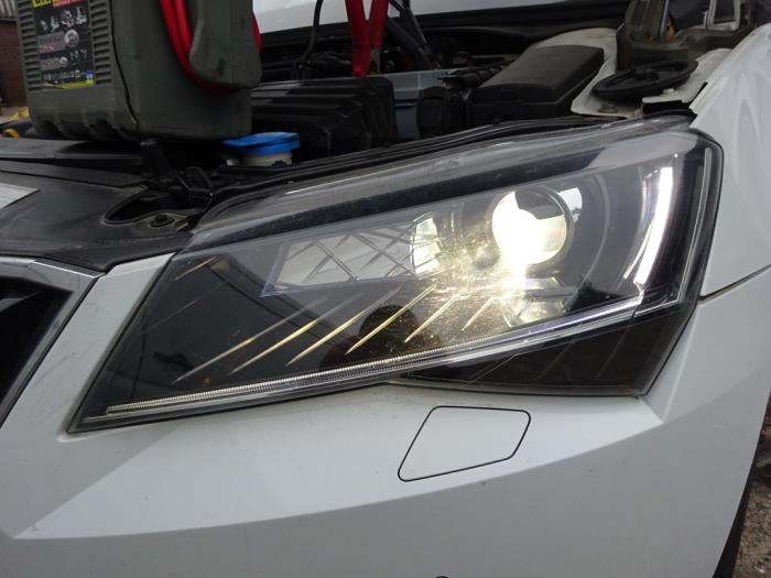 Skoda Superb Combi 1.6 TDI Skrotfordon (2017, WIT)