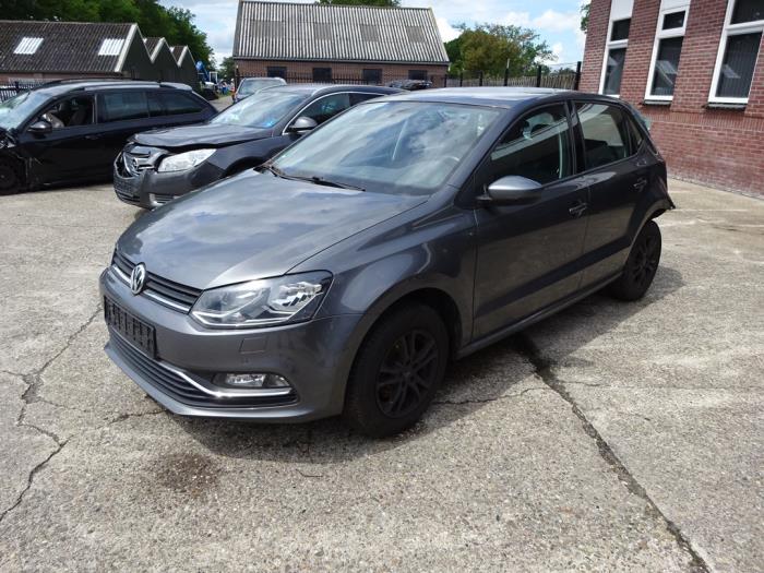 Volkswagen Polo V 1.2 TSI 16V BlueMotion Technology Vehículo de desguace (2016, Gris)