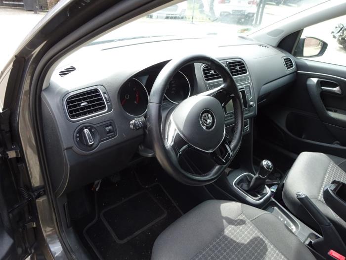 Volkswagen Polo V 1.2 TSI 16V BlueMotion Technology Vehículo de desguace (2016, Gris)