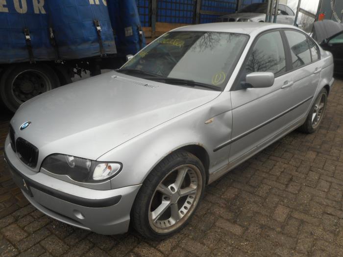 BMW 3-Serie Schrottauto (2000, Silbergrau)