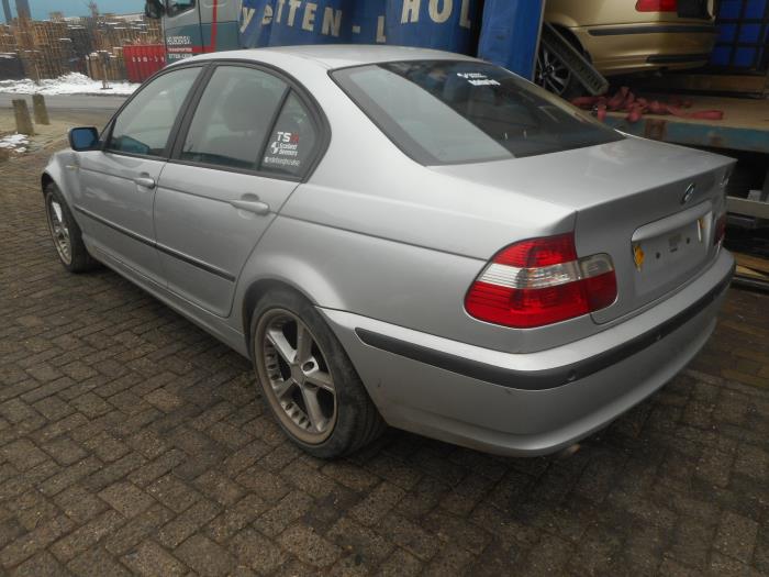 BMW 3-Serie Schrottauto (2000, Silbergrau)