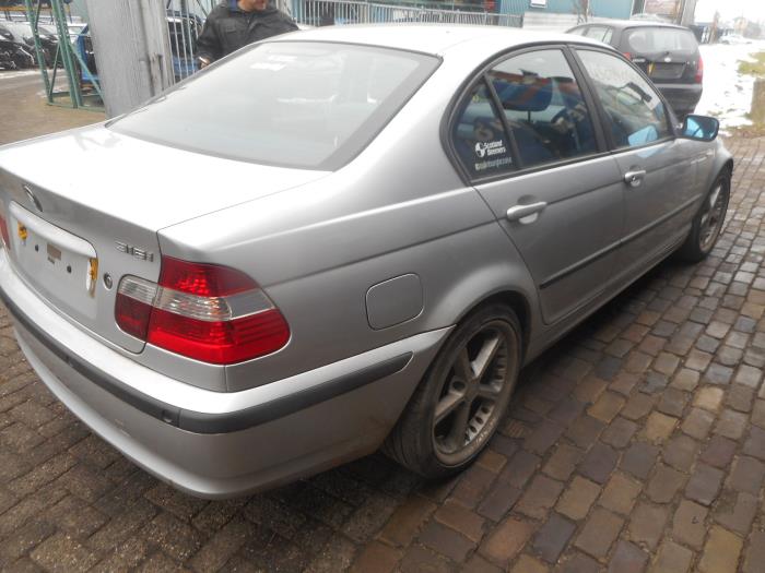 BMW 3-Serie Schrottauto (2000, Silbergrau)