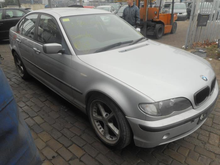 BMW 3-Serie Schrottauto (2000, Silbergrau)