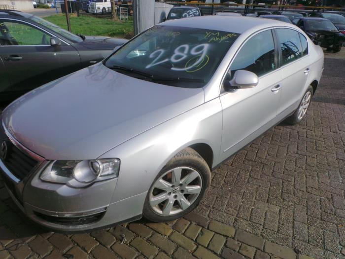 Volkswagen Passat 2.0 TDI 16V 140 Samochód złomowany (2006, Srebrnoszary)