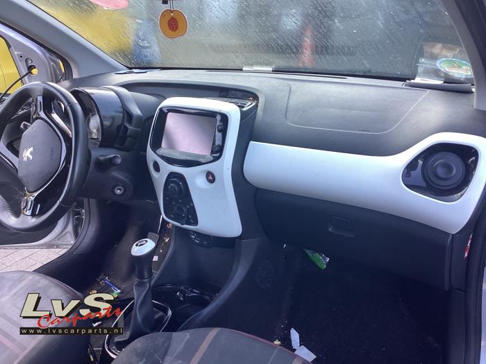 Peugeot 108 1.2 VTi 12V Skrotfordon (2015, GRIJS)