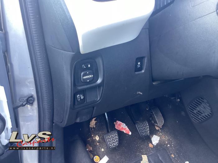Peugeot 108 1.2 VTi 12V Skrotfordon (2015, GRIJS)