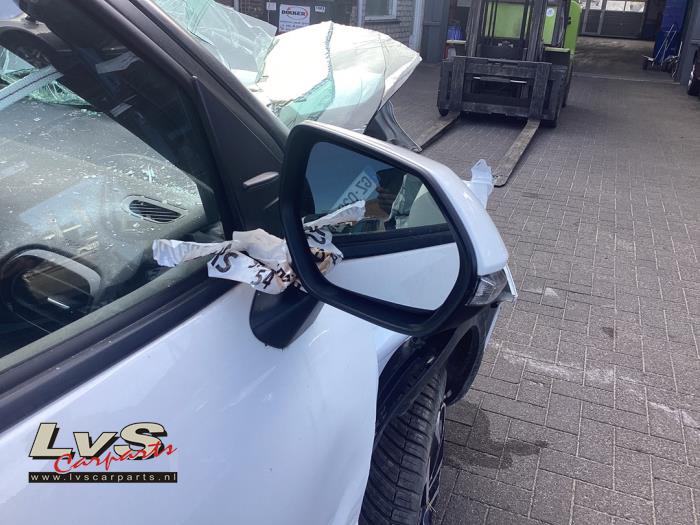 Toyota Yaris Cross 1.5 12V Hybrid 115 Salvage vehicle (2024, White)