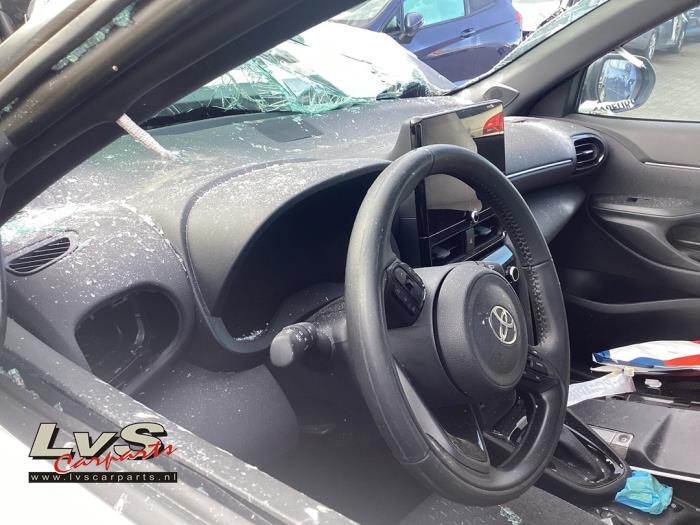 Toyota Yaris Cross 1.5 12V Hybrid 115 Salvage vehicle (2024, White)
