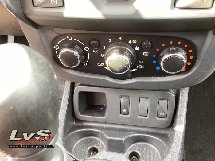 Dacia Duster 1.2 TCE 16V 4x4 Samochód złomowany (2015, Szary)