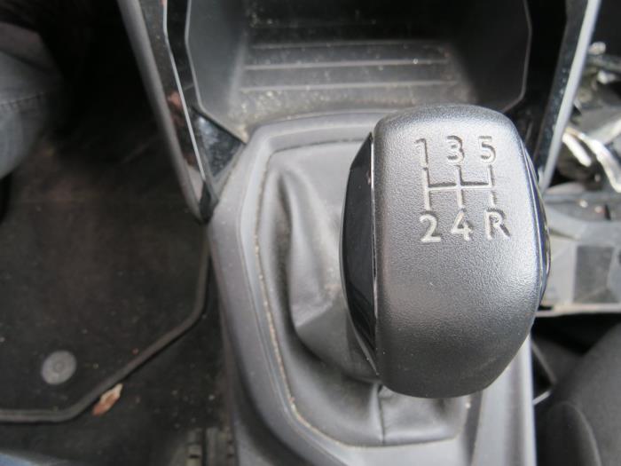 Peugeot 208 II 1.2 Vti 12V PureTech 75 Vehículo de desguace (2019, Blanco, Blanco)