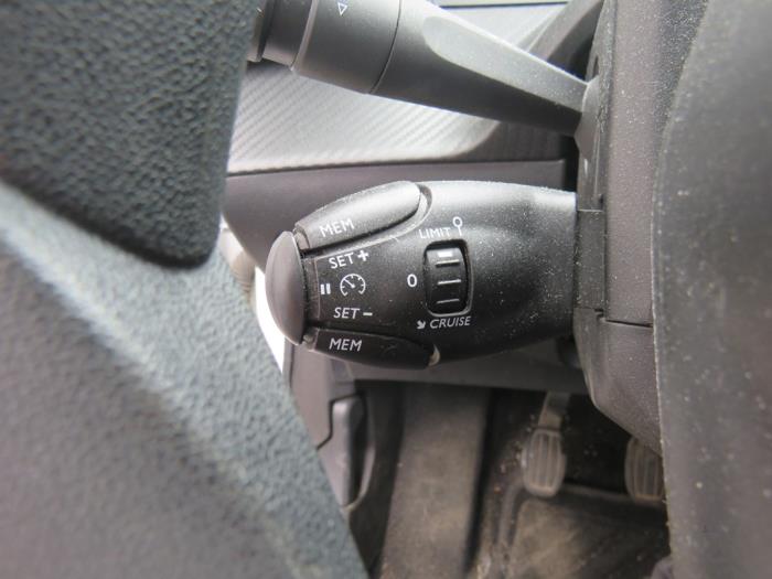 Peugeot 208 II 1.2 Vti 12V PureTech 75 Vehículo de desguace (2019, Blanco, Blanco)
