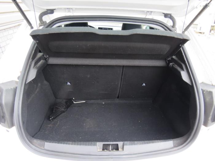 Peugeot 208 II 1.2 Vti 12V PureTech 75 Vehículo de desguace (2019, Blanco, Blanco)