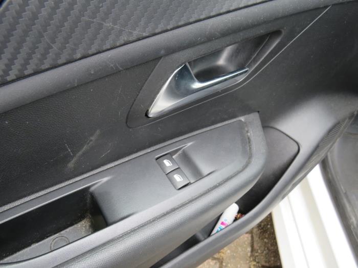Peugeot 208 II 1.2 Vti 12V PureTech 75 Vehículo de desguace (2019, Blanco, Blanco)