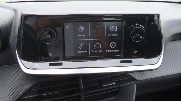 Peugeot 208 II 1.2 Vti 12V PureTech 75 Vehículo de desguace (2019, Blanco, Blanco)