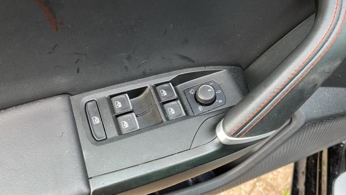 Seat Leon 1.4 TSI e-HYBRID 204 16V Épave (2020, Métallisé, Noir)