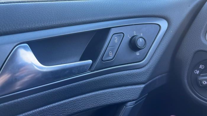 Volkswagen Golf VII 1.6 TDI 16V Vehículo de desguace (2013, Metálico, Plateado)