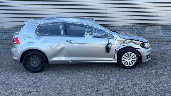 Volkswagen Golf VII 1.6 TDI 16V Vehículo de desguace (2013, Metálico, Plateado)