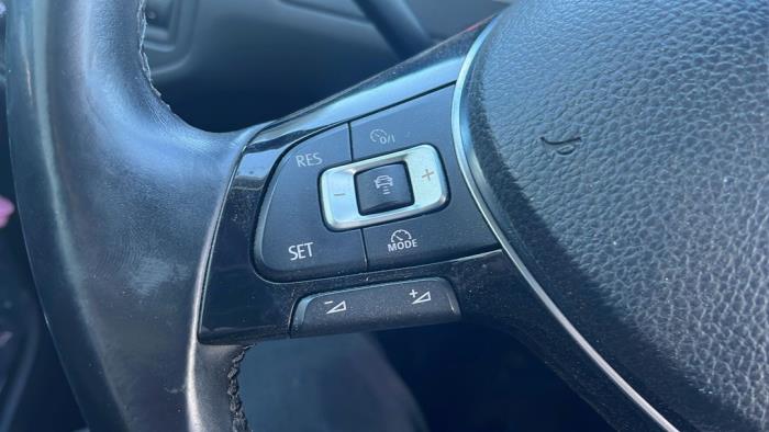 Volkswagen Golf VII 1.6 TDI 16V Vehículo de desguace (2013, Metálico, Plateado)