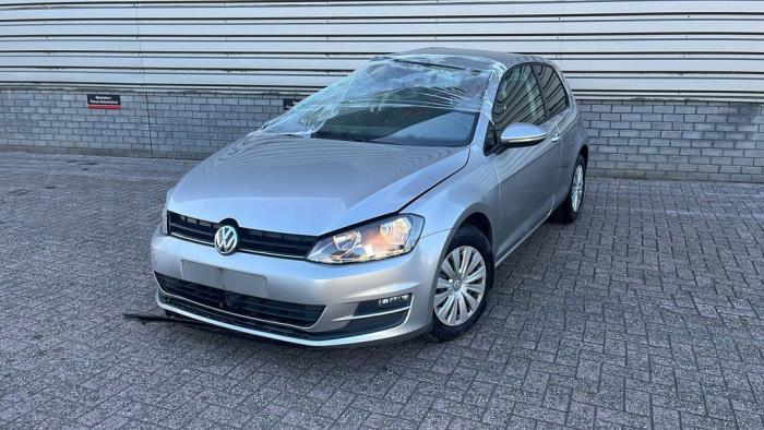Volkswagen Golf VII 1.6 TDI 16V Vehículo de desguace (2013, Metálico, Plateado)