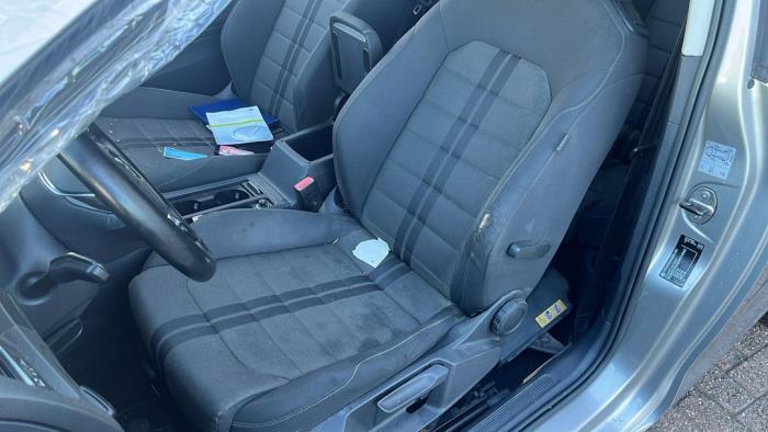 Volkswagen Golf VII 1.6 TDI 16V Vehículo de desguace (2013, Metálico, Plateado)