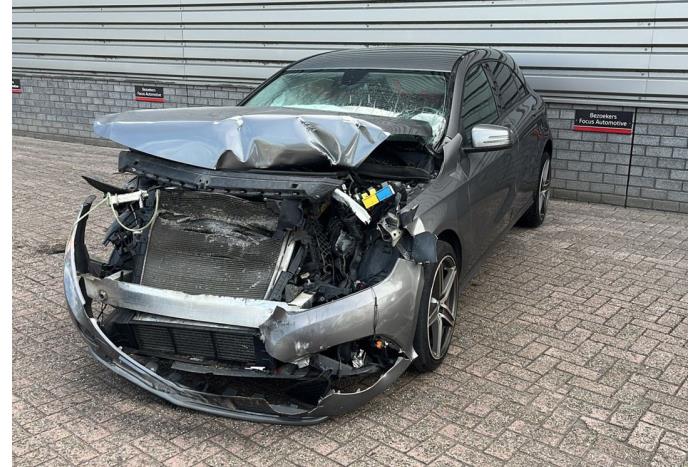 Mercedes A 1.5 A-180 CDI, A-180d 16V Vehículo de desguace (2015, Metálico, Gris)