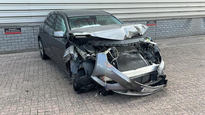 Mercedes A 1.5 A-180 CDI, A-180d 16V Vehículo de desguace (2015, Metálico, Gris)