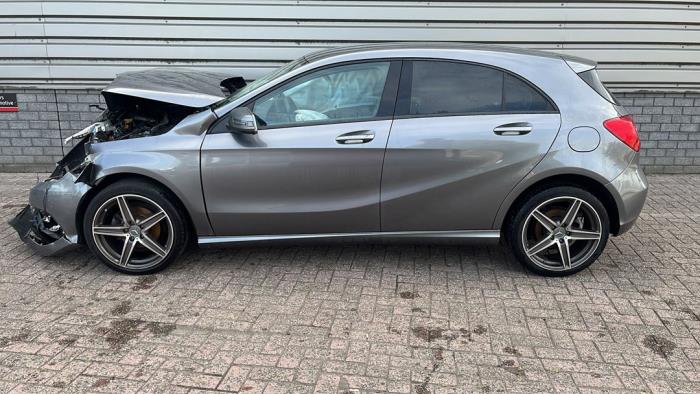 Mercedes A 1.5 A-180 CDI, A-180d 16V Vehículo de desguace (2015, Metálico, Gris)