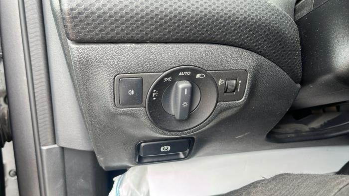 Mercedes A 1.5 A-180 CDI, A-180d 16V Vehículo de desguace (2015, Metálico, Gris)