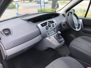 Renault Scénic II 1.6 16V Épave (2007, Beige)