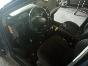 Ford Focus 1 Wagon 1.6 16V Épave (2001, Bleu)