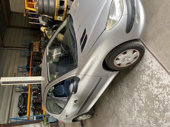 Peugeot 206 1.6 16V Vehículo de desguace (2001, Gris)