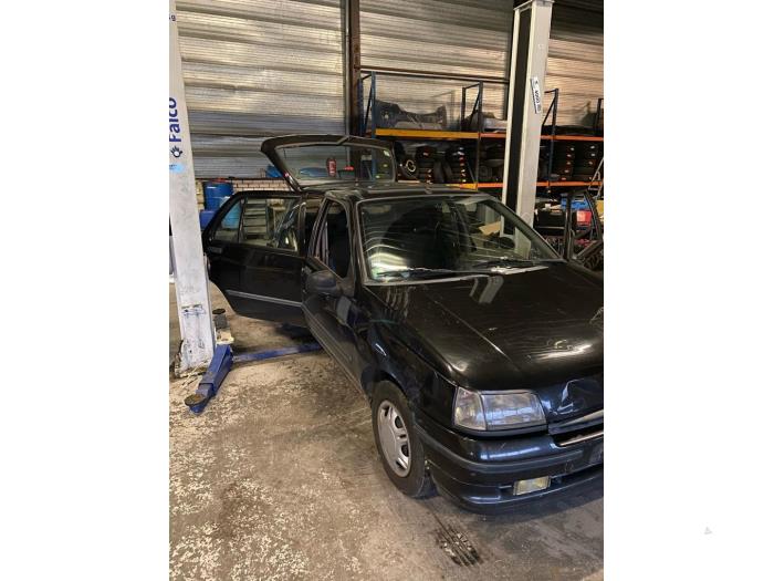 Renault Clio Schrottauto (1992)